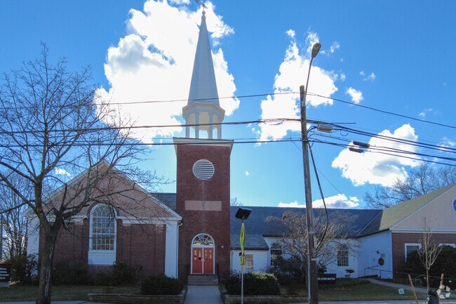 Melrose Montessori School has a student teacher ratio of 4 to 1.