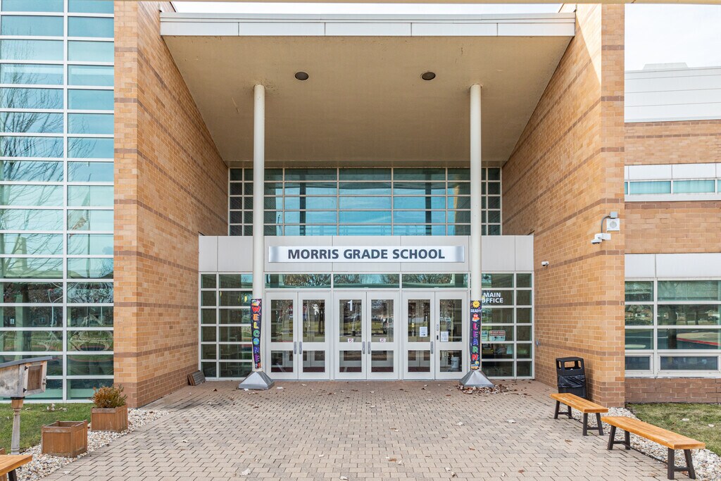 White Oak Elementary School is located at 2001 Dupont Avenue in Morris, IL.