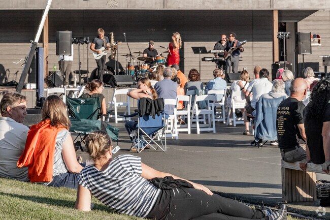 Spend an easy evening at the Courtside Concert Series in Duluth Minnesota.