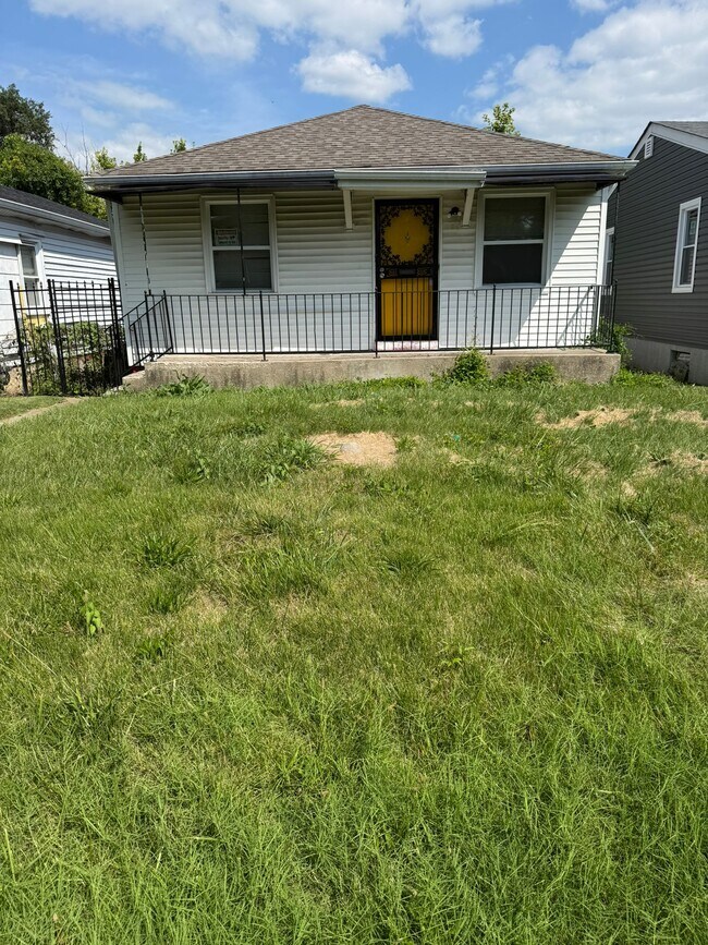 8504 Trafford Ln, Saint Louis, MO 63147