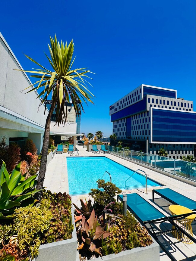 5837 W Sunset Blvd, Los Angeles, CA 90028