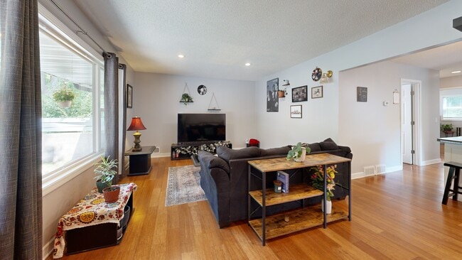 3142 Grimes Ave N, Robbinsdale, MN 55422 - photo 2