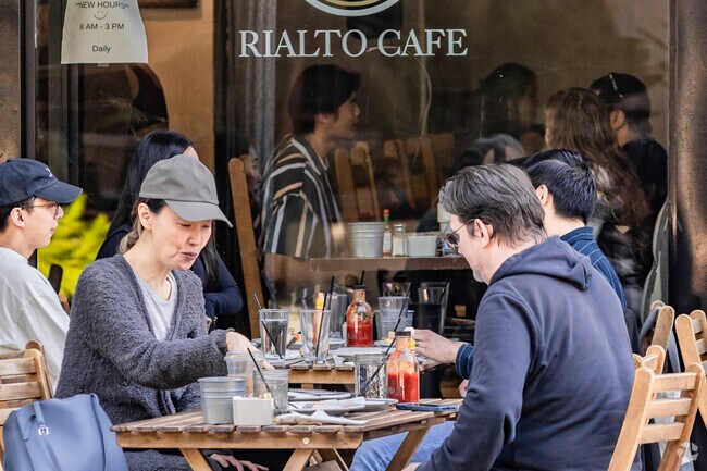 Rialto Cafe in Fullerton is very close to Coyote Hills.