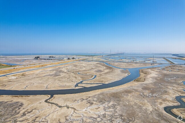 The Bayshore Expressway and Dumbarton Bridge provide convenient commuting from Menlo Oaks.