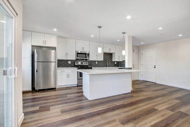 The Montecito, Van Nuys, CA 91411 - photo 2