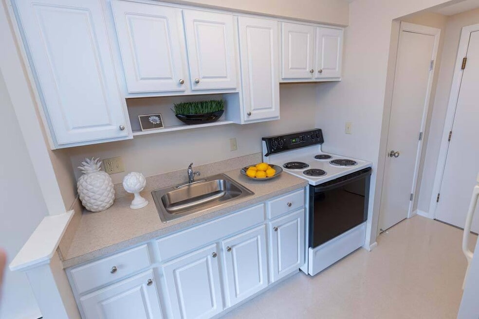 The Riviera, Euclid, OH 44132 - photo 1