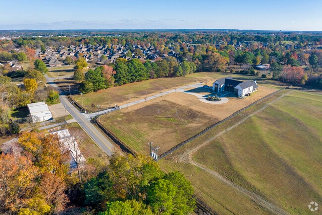 Large home acreages with large homes are a popular choice in the countryside of Salem.