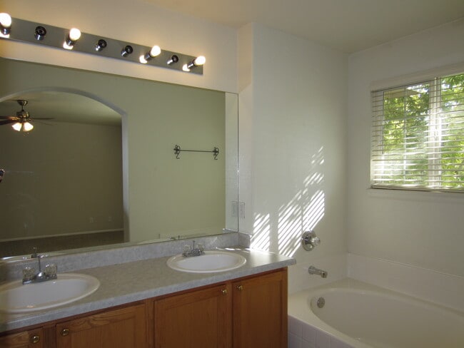 10761 Cook Ct, Northglenn, CO 80233 - photo 4