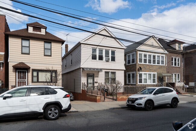 Middletown-Pelham Bay offers a variety of housing styles.