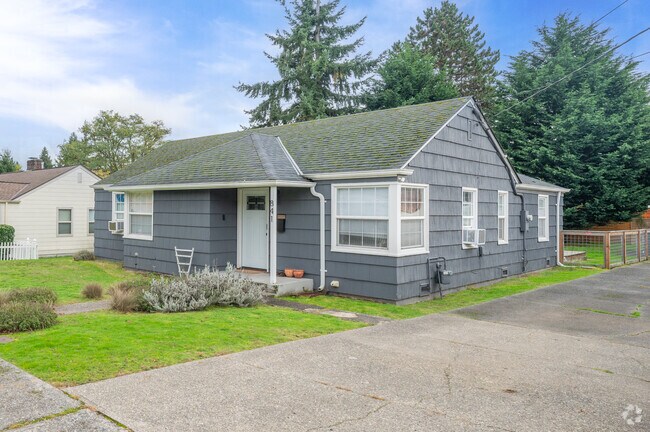Ramblers sit on small lots in most parts of Linde Hill Park.