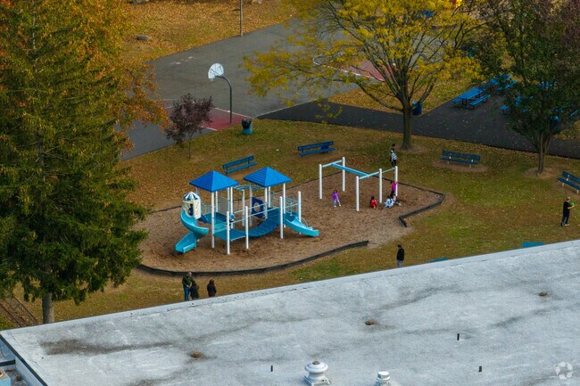 Lake Parsippany Elementary School has 271 students in grades K-5.