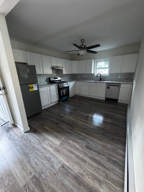 23 Old Lake Rd unit Apartment 4, Dallas, PA 18612 - photo 1