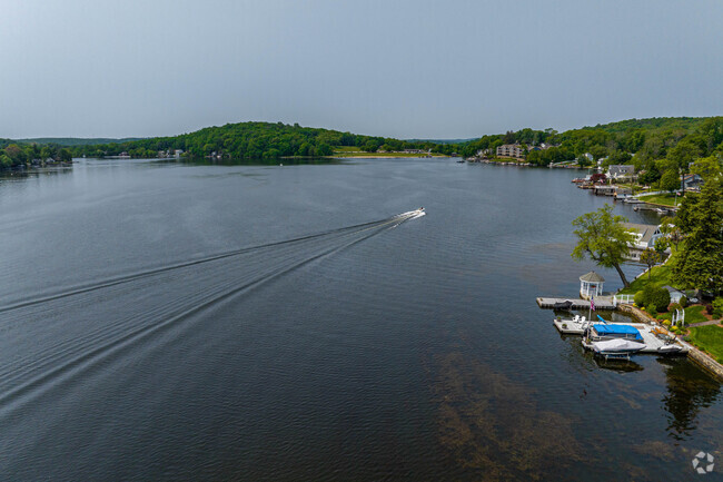 Boaters crusing along Lake Hopatcong.