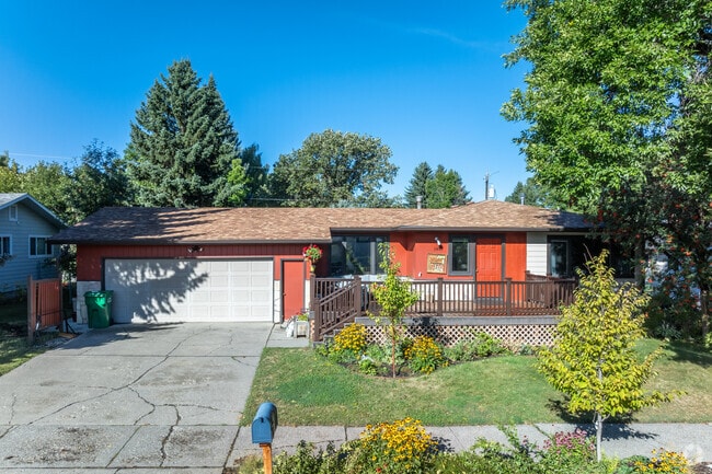 Most homes in the Bozeman Creek neighborhood have beautiful front yards.