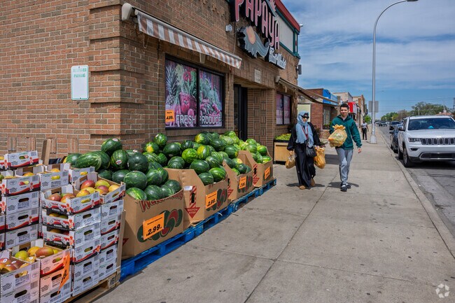 Papaya Fruit Market near Hemlock Park is a grocery store with a Middle Eastern focus.