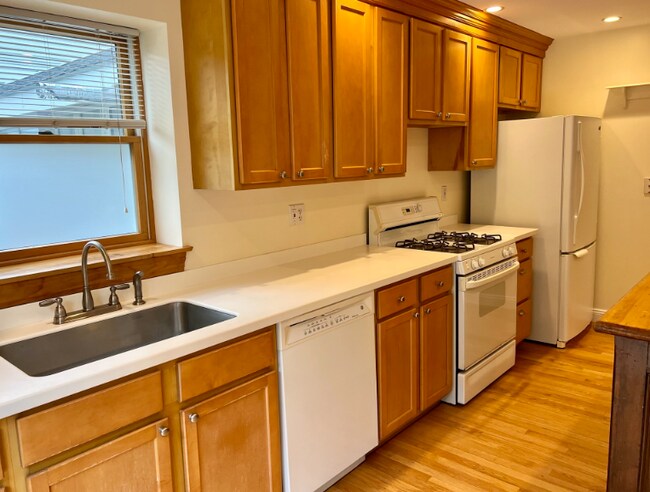 46 Auburndale Ave, West Newton, MA 02465 - photo 3