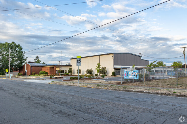 Waverly Elementary School in Albany, OR has a C+ rating on Niche.