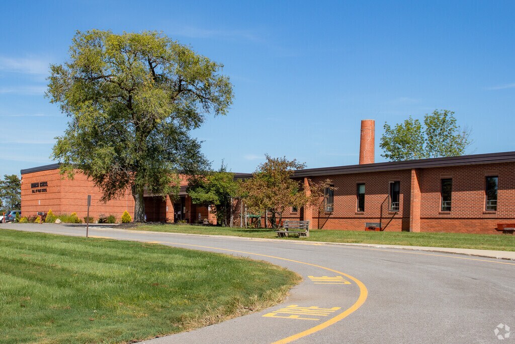 Munson Elementary School provides education in the neighborhood of 
Outlying Geauga County