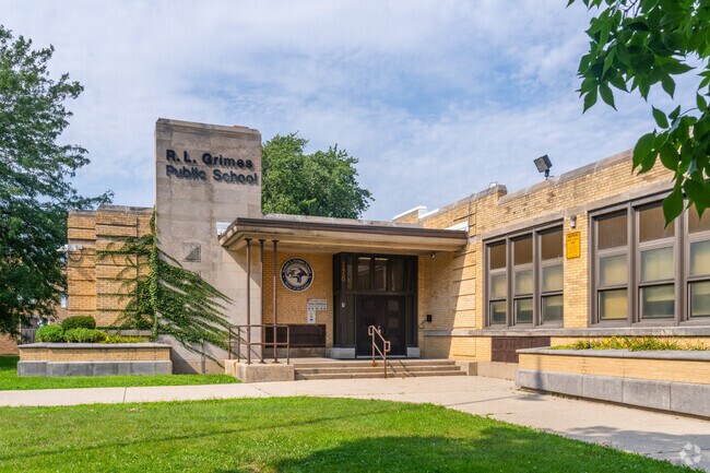 Robert L. Grimes Middle School has a student-teacher ratio of 13 to 1.