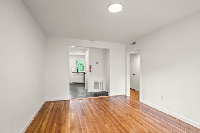 1640 W Northwest Blvd unit 10, Winston Salem, NC 27104 - photo 4