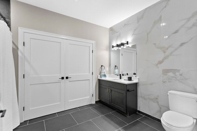 B2 Floorplan: Main Bathroom