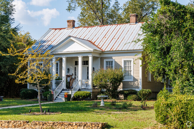 Craftsman style homes of all sizes can be found on the streets of the Albany Historic District.