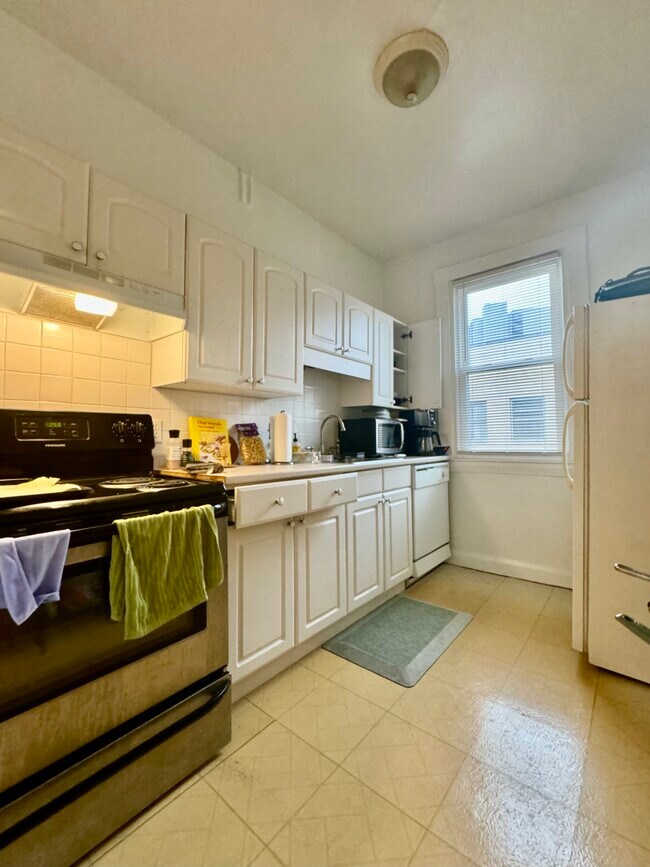 447 Centre St unit 302, Newton, MA 02458 - photo 2