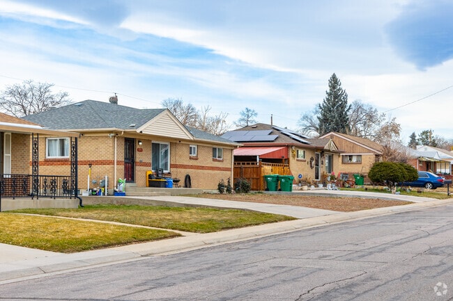 20th century brick ranch-style houses are common in Twin Lakes.