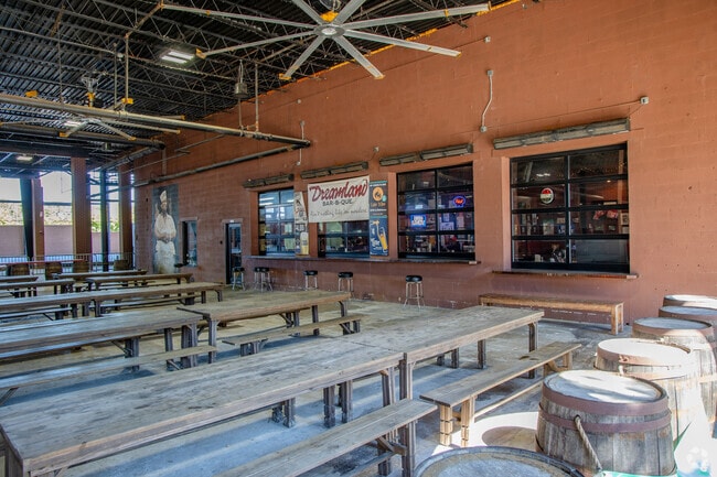 Dreamland BBQ serves smoked meats and Southern sides near North Tallahassee.