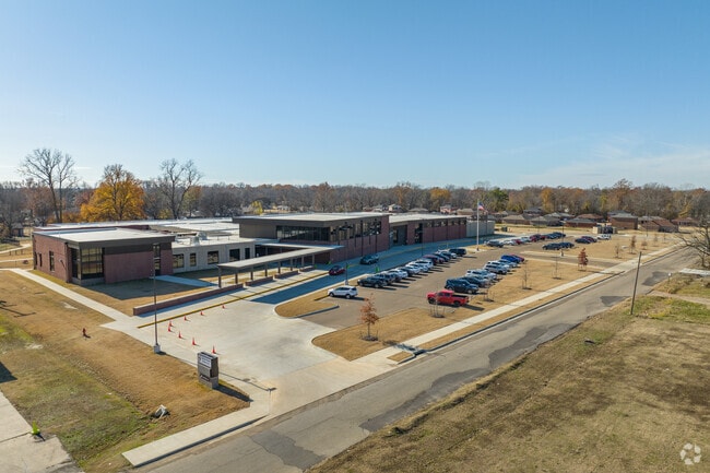 Jackson-Wonder Elementary receives average ratings.
