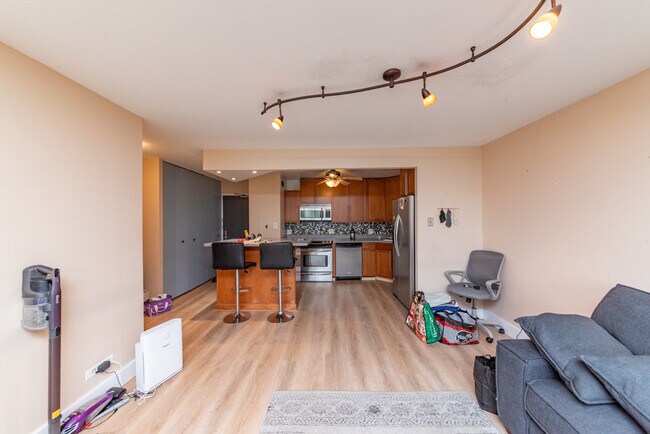 Lake Park Plaza unit 310, Chicago, IL 60613 - photo 3