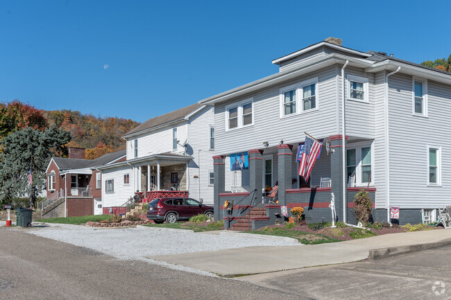 Traditional and Foursquare designs are common in the Lansing neighborhood.