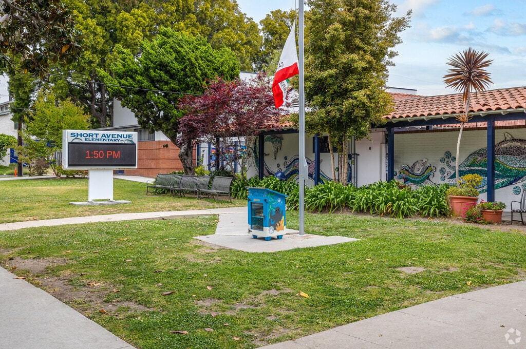 Short Avenue Elementary School is located on Maxella Ave in Los Angeles, CA.