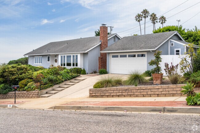 Explore a modern single-family ranch home in Alta Mesa.