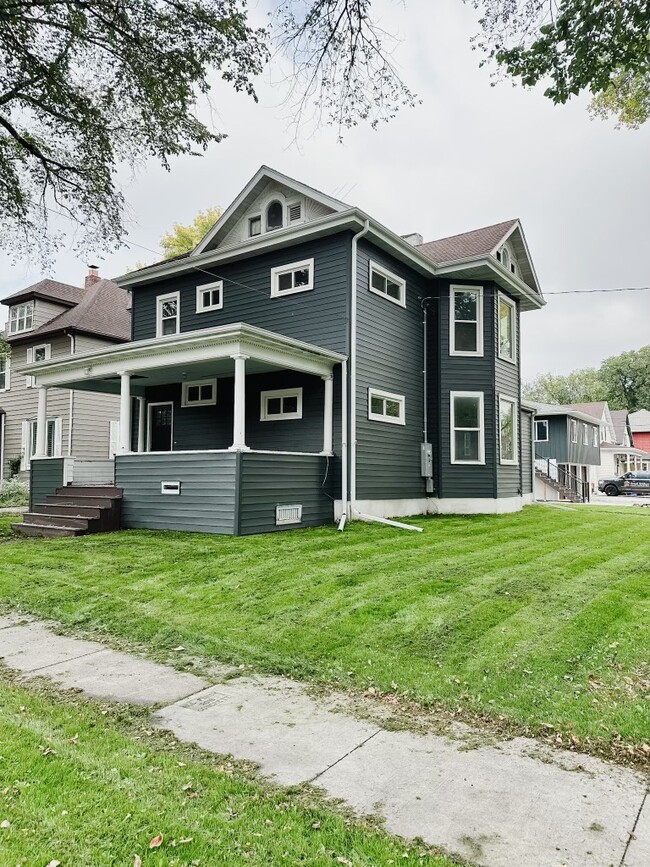 403 8th Ave S Unit Whole, Fargo, ND 58103