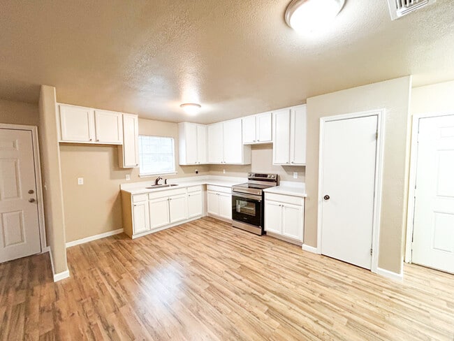 614 W Peach St, Angleton, TX 77515 - photo 5