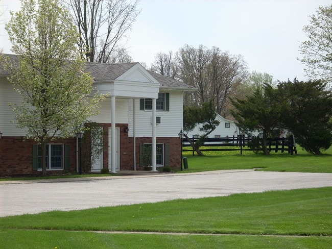 Grove Manor Apartments, Middlefield, OH 44062 - photo 6