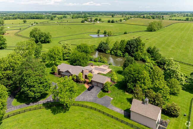 The average household income in Bonita is around $105,025.