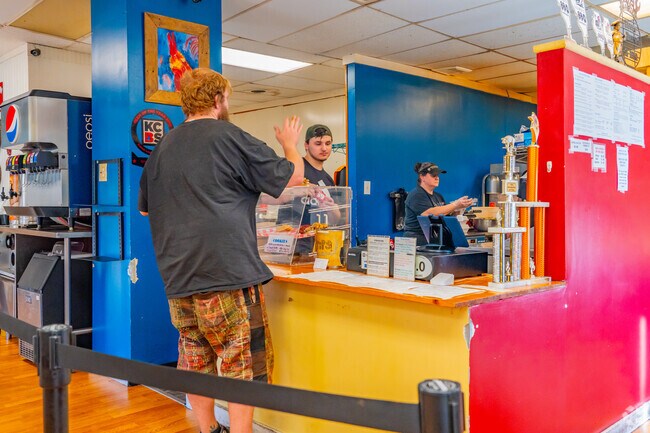 Carrol Lou’s Smokehouse offers Hess Park residents amazing bbq food, wings and more.