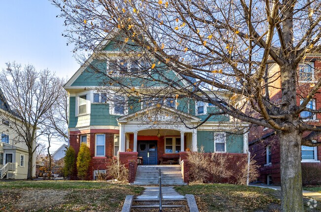 Beautiful Queen Anne homes are found throughout Ford Birthsite.