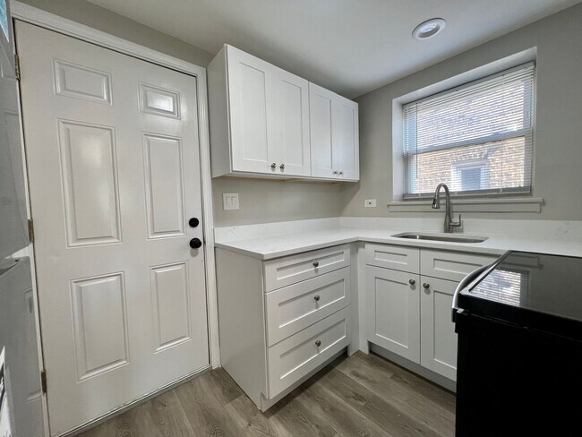 6021 N Fairfield Ave unit 6021, Chicago, IL 60659 - photo 7