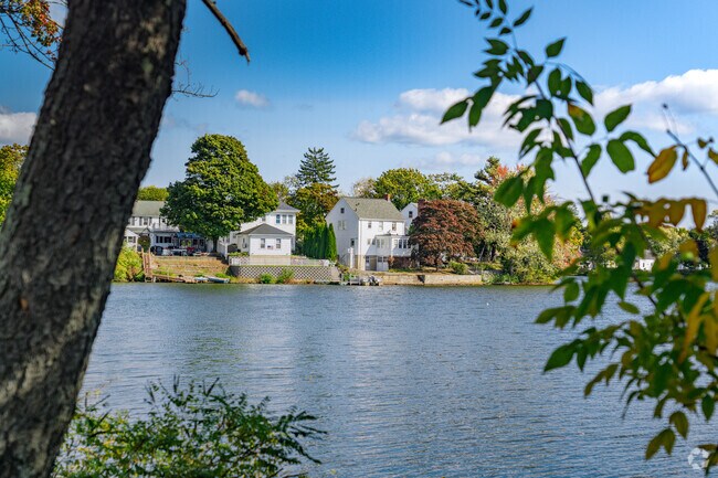 Lake shore homes with a sunning view can enjoy a slice of tranquility in Indian Ridge.