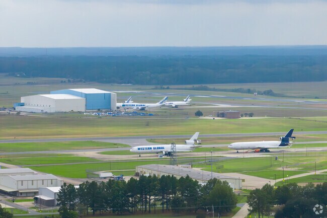 The Shreveport airport is only a short drive from Mot-Carterville offering easy travel.
