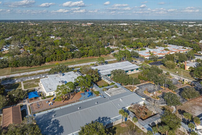 Alta Vista Elementary School has a student-teacher ratio of 14 to 1.