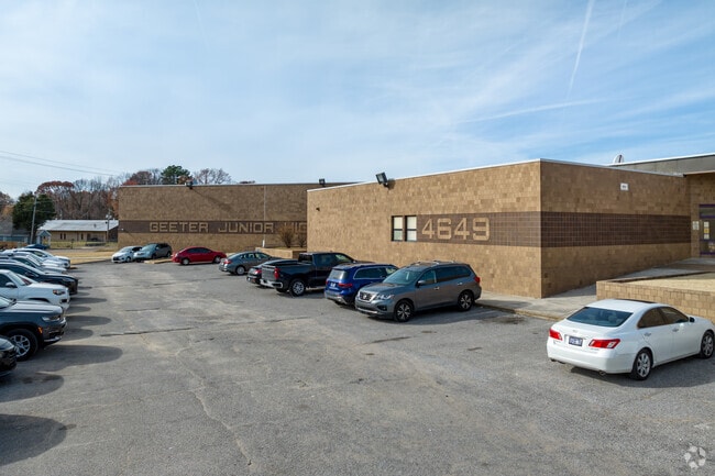 The circle drive at Geeter School in Memphis makes drop-off and pick-up effortless.