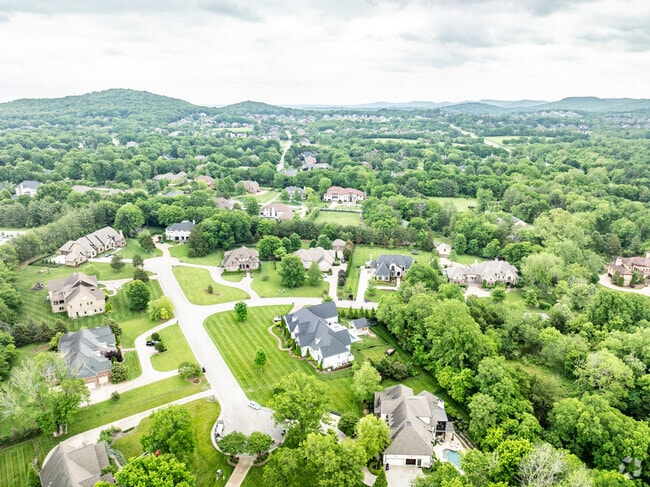 You will find large homes on golf courses in the Brentwood Neighborhood.