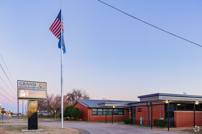 Grand Avenue Elementary School earn a B from Niche.