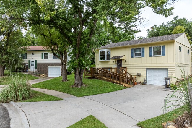 Homes in the Highland Crest area are shaded by large oak trees.