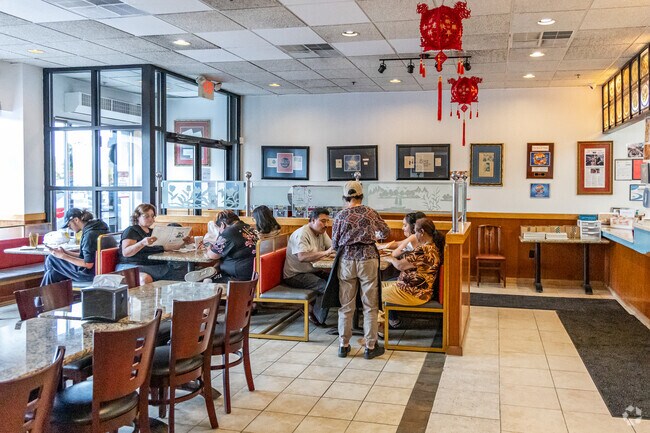 All great neighborhoods should have a good Chinese restaurant. Hickory Ridge has Main Moon.