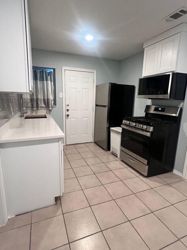 520 N Montreal Ave, Dallas, TX 75208 - photo 5